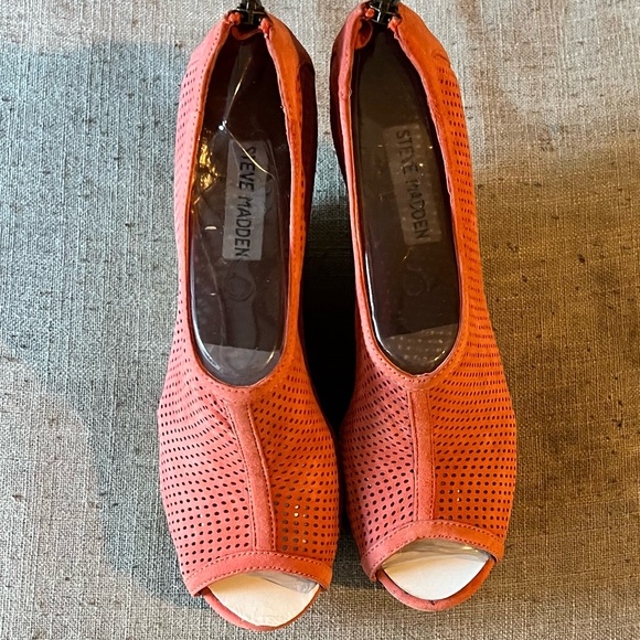 Steven madden wedge peep toe shoes. Pink suede like material. Never worn - Picture 4 of 4